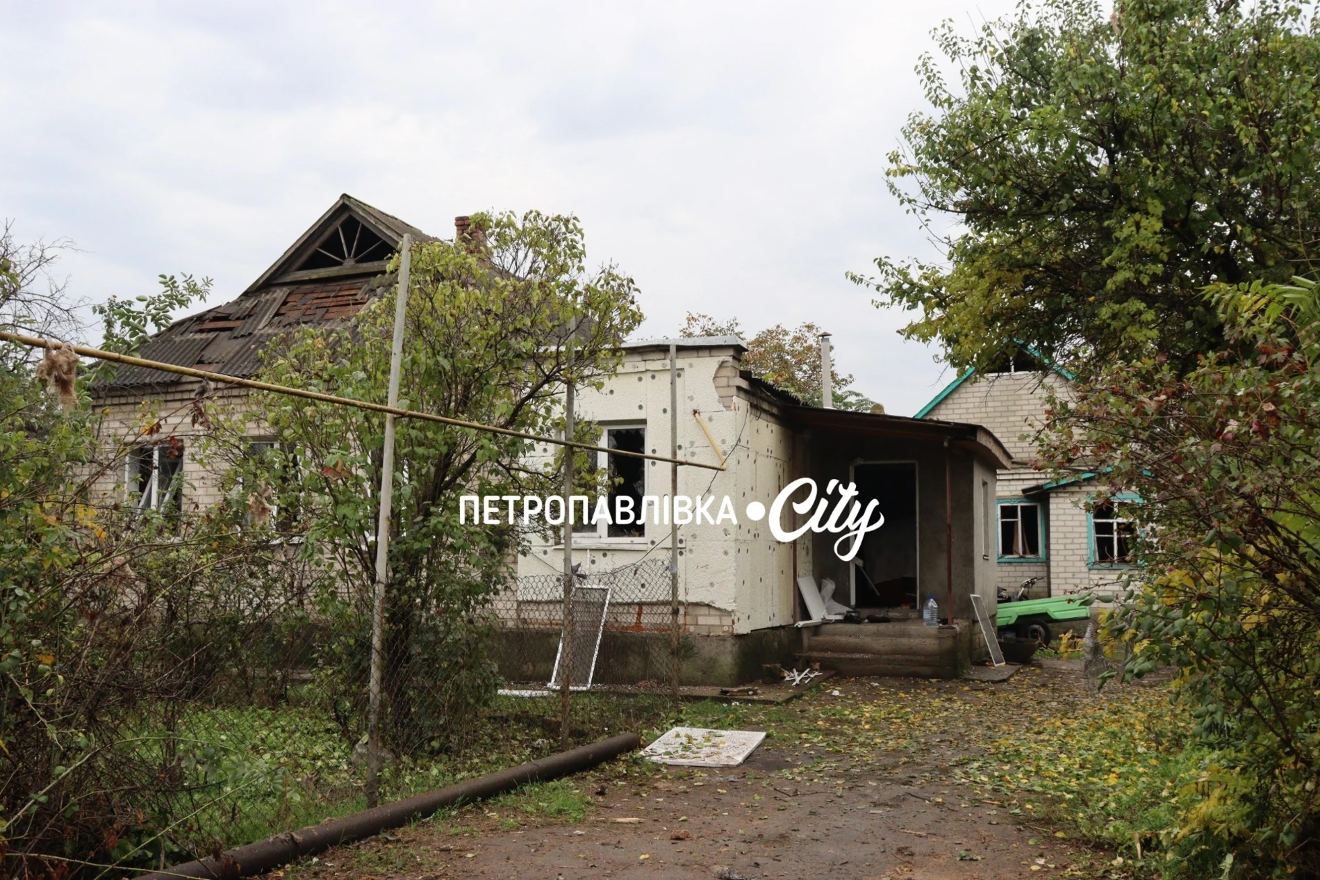 Ніч, після якої не стало будинку: два «Шахеди» вдарили по оселі родини з Петропавлівки (ВІДЕО)