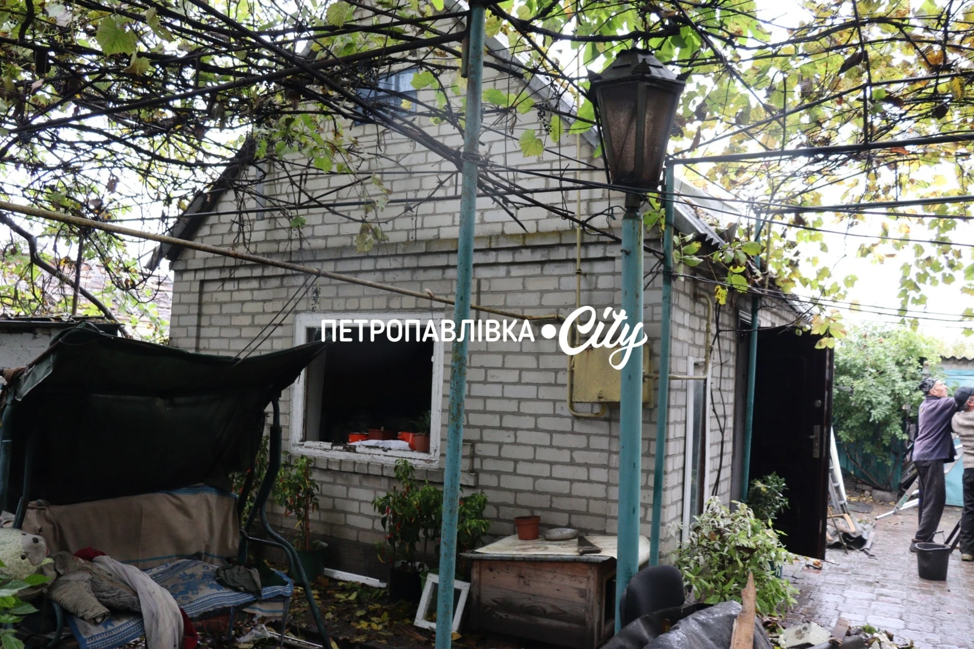 Ніч, після якої не стало будинку: два «Шахеди» вдарили по оселі родини з Петропавлівки (ВІДЕО)