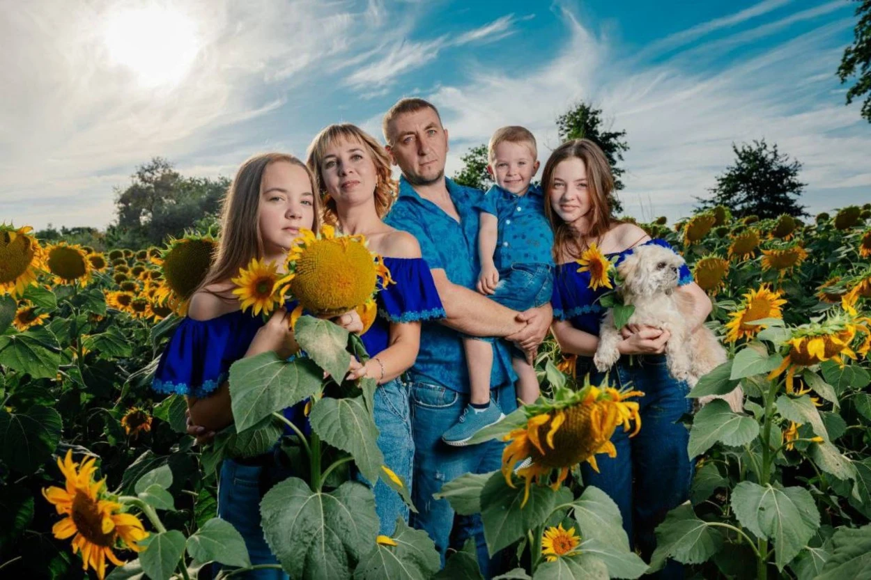 На світлині родина Дмитрюк: 
Анна, Володимир, Діана, Влада та Андрійко