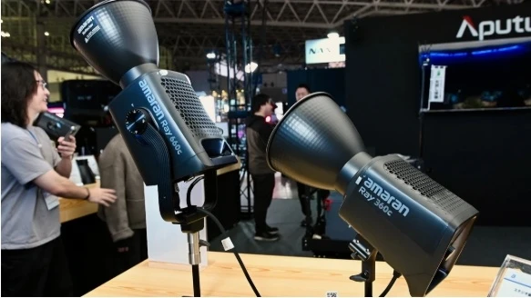 Огляд Amaran Ray 360c: можливості OmniColor та порівняння з Godox LA300R