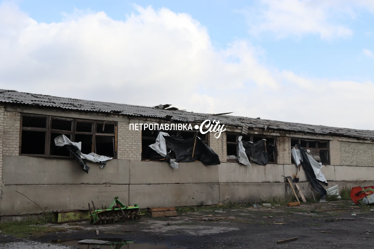 Три КАБи вдарили по аграрних підприємствах Петропавлівки: під завалами техніка та врожай (ВІДЕО)