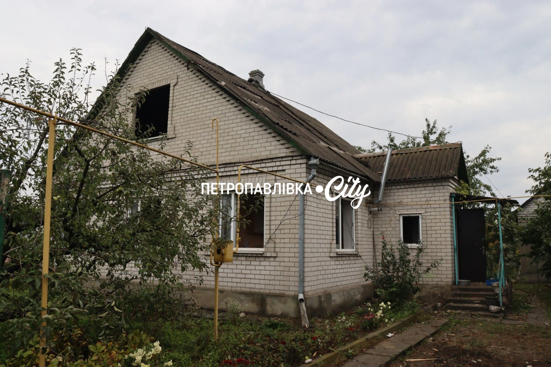 Ніч, після якої не стало будинку: два «Шахеди» вдарили по оселі родини з Петропавлівки (ВІДЕО)