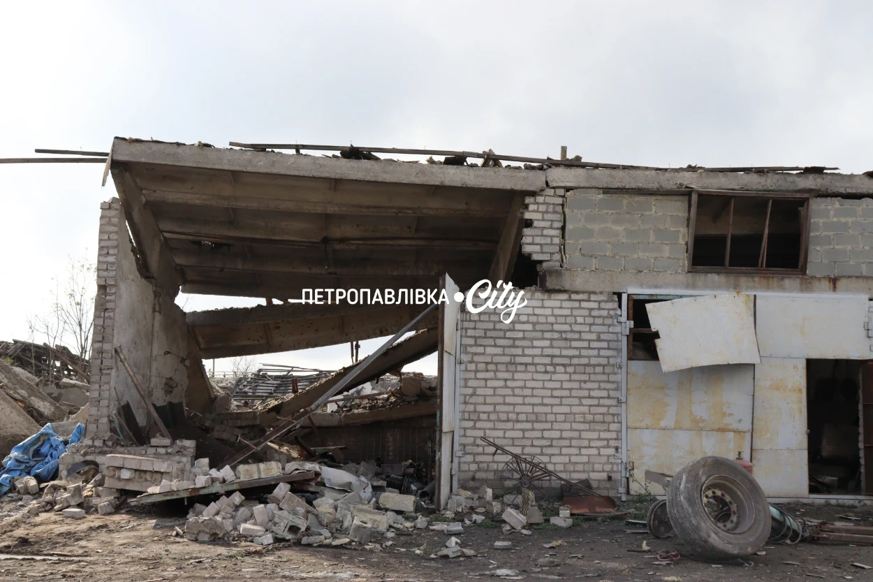 Три КАБи вдарили по аграрних підприємствах Петропавлівки: під завалами техніка та врожай (ВІДЕО)