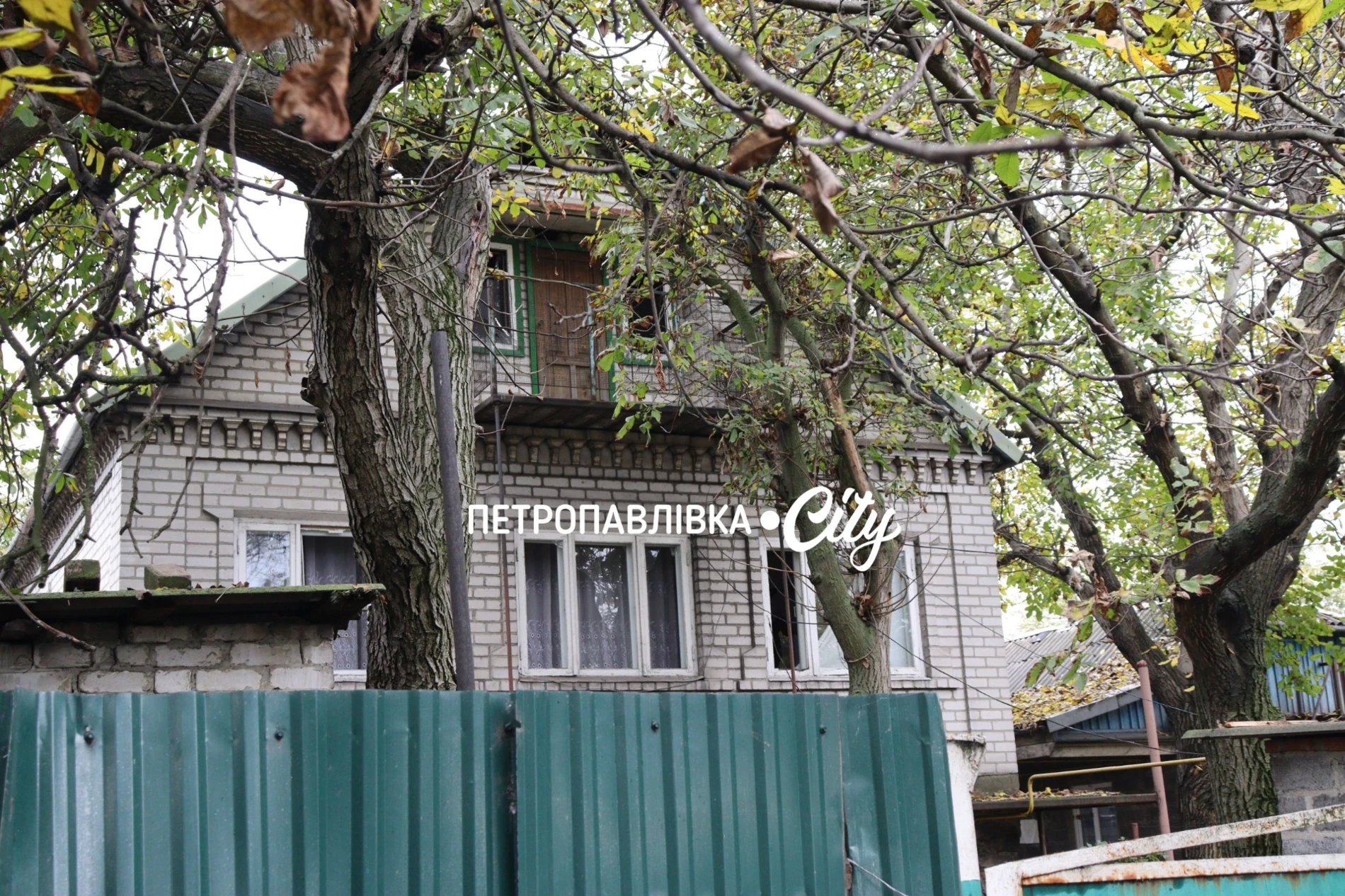 Ніч, після якої не стало будинку: два «Шахеди» вдарили по оселі родини з Петропавлівки (ВІДЕО)