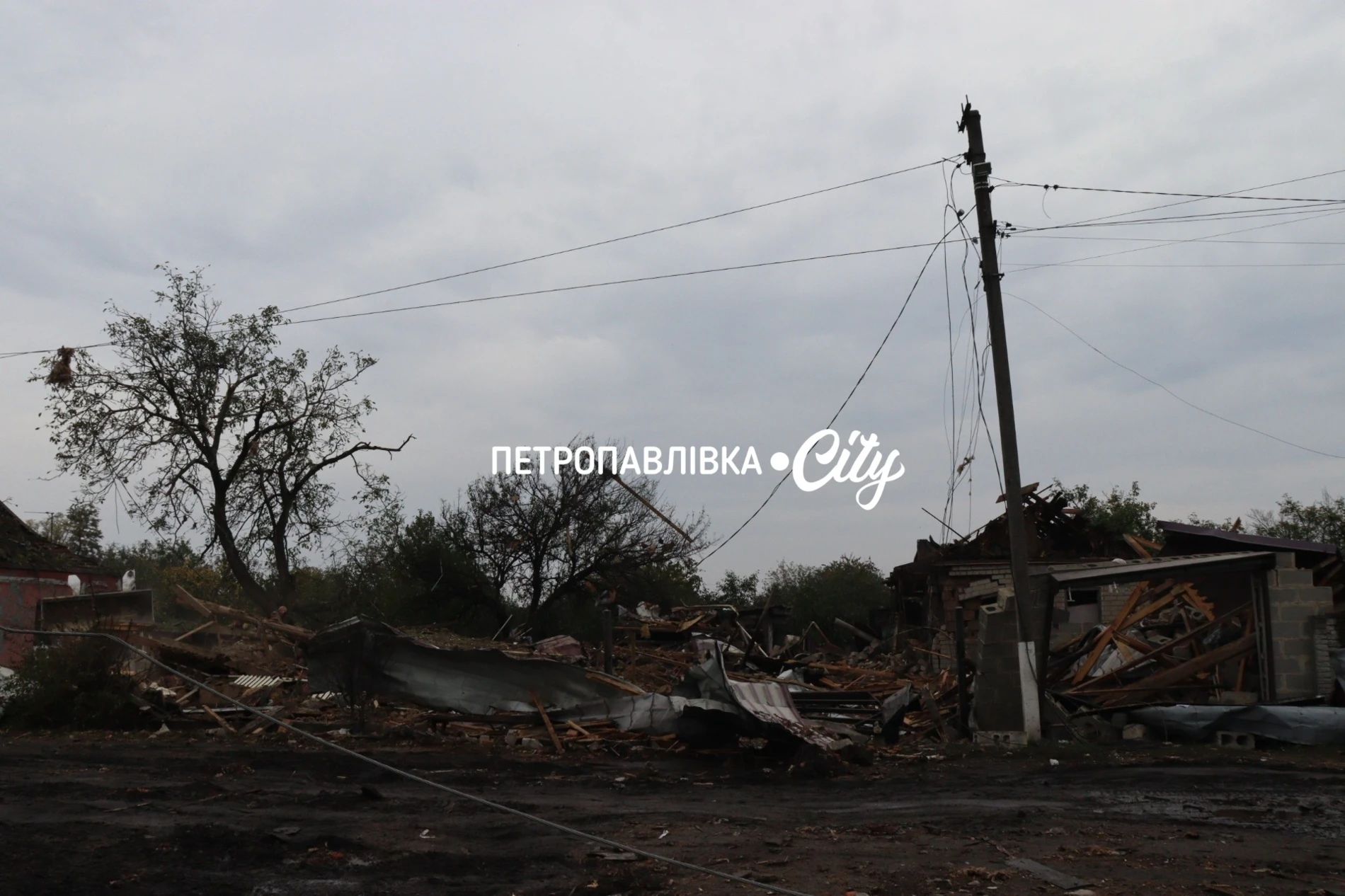 Ніч, після якої не стало будинку: два «Шахеди» вдарили по оселі родини з Петропавлівки (ВІДЕО)