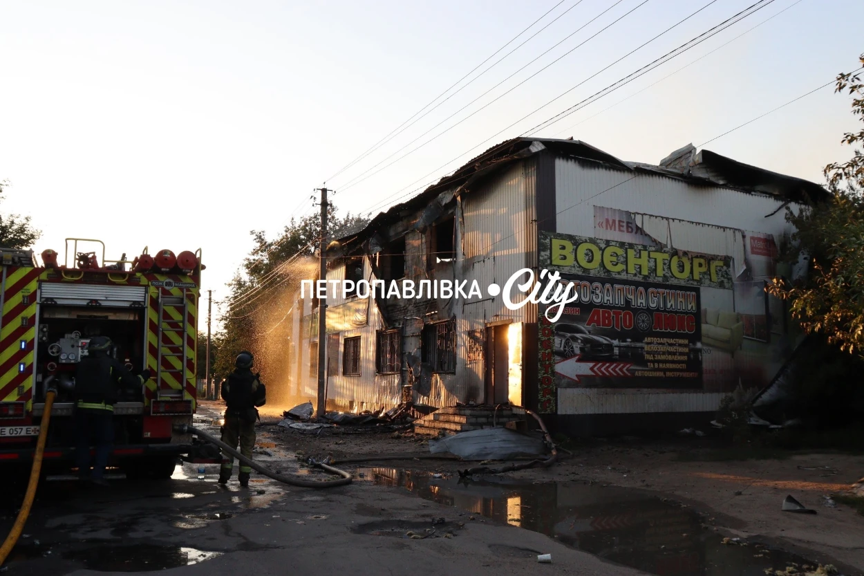 Петропавлівку атакувала російська «Гербера»: вигоріли два магазини (ВІДЕО)