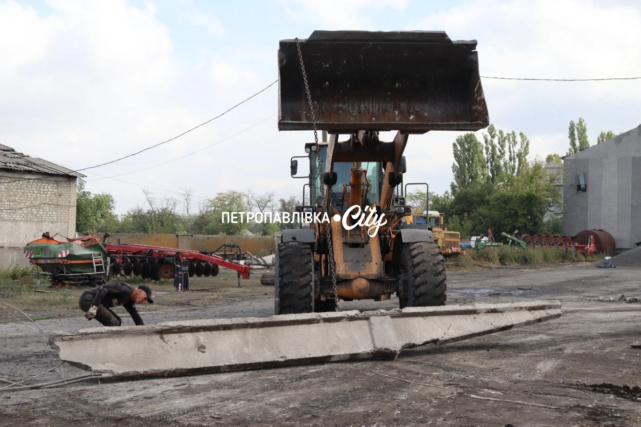 Три КАБи вдарили по аграрних підприємствах Петропавлівки: під завалами техніка та врожай (ВІДЕО)