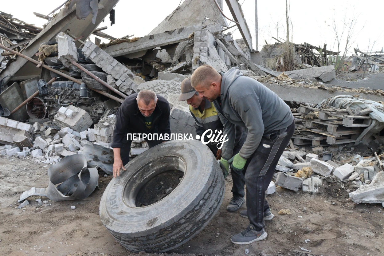 Три КАБи вдарили по аграрних підприємствах Петропавлівки: під завалами техніка та врожай (ВІДЕО)