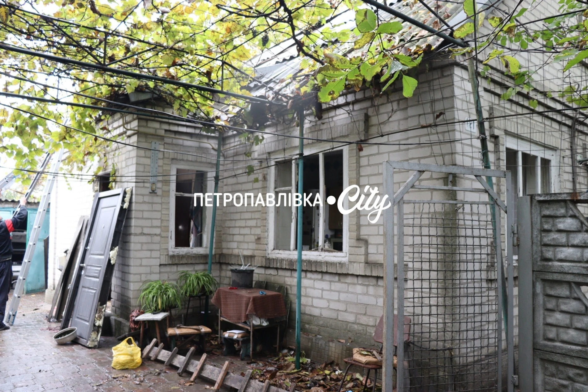 Ніч, після якої не стало будинку: два «Шахеди» вдарили по оселі родини з Петропавлівки (ВІДЕО)