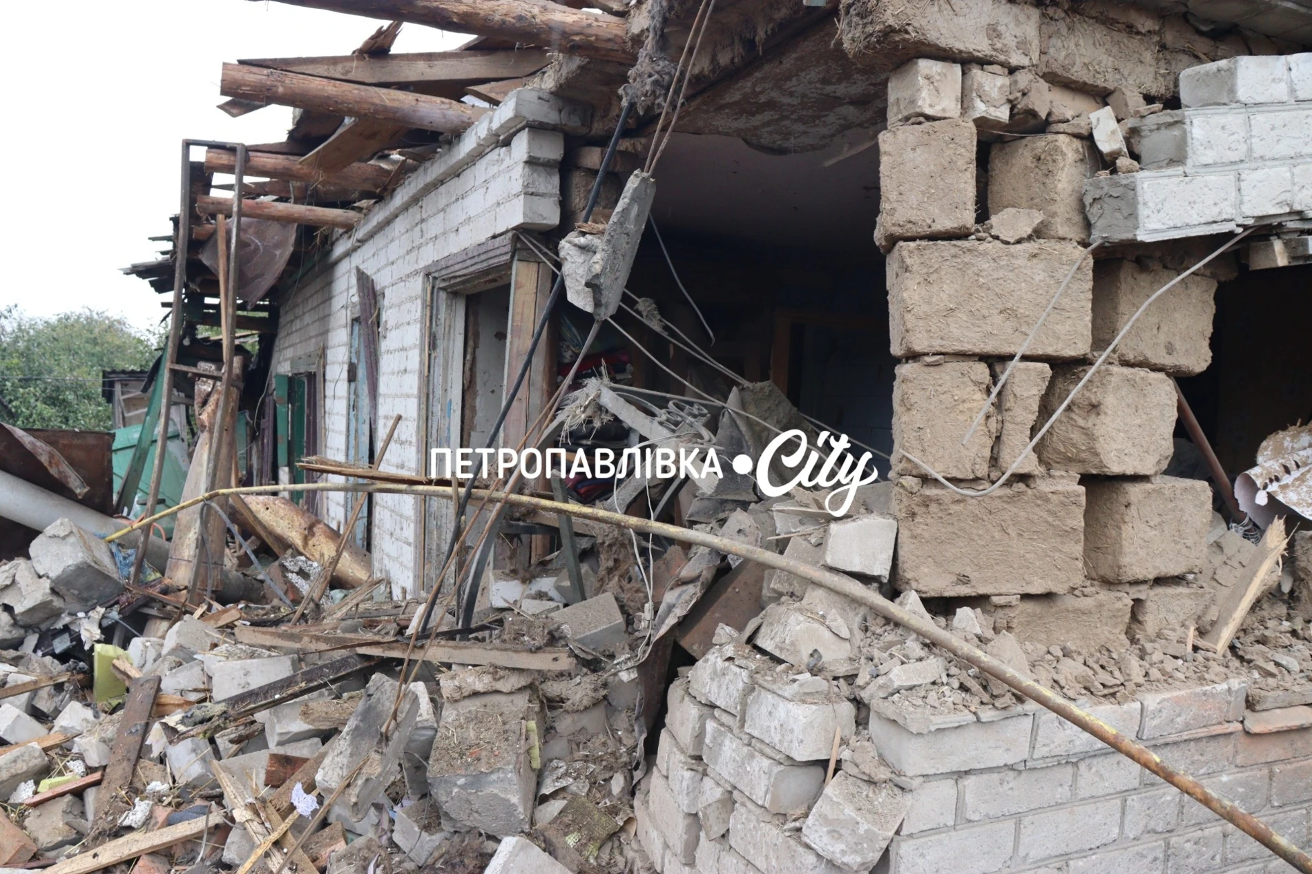 Ніч, після якої не стало будинку: два «Шахеди» вдарили по оселі родини з Петропавлівки (ВІДЕО)