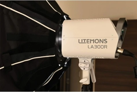 Огляд Amaran Ray 360c: можливості OmniColor та порівняння з Godox LA300R