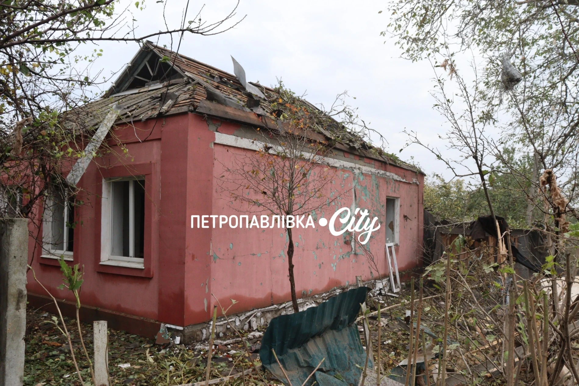 Ніч, після якої не стало будинку: два «Шахеди» вдарили по оселі родини з Петропавлівки (ВІДЕО)