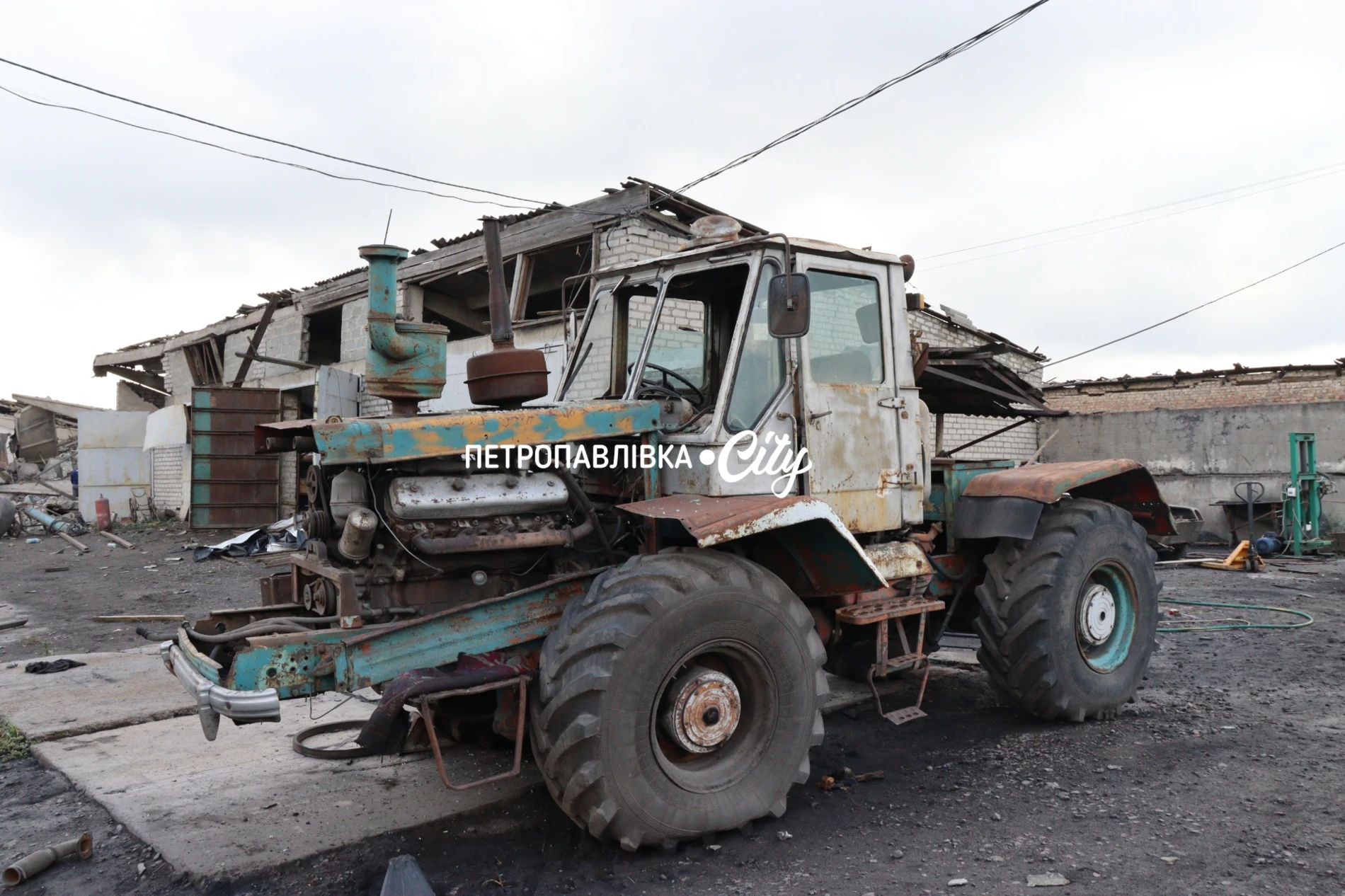 Три КАБи вдарили по аграрних підприємствах Петропавлівки: під завалами техніка та врожай (ВІДЕО)