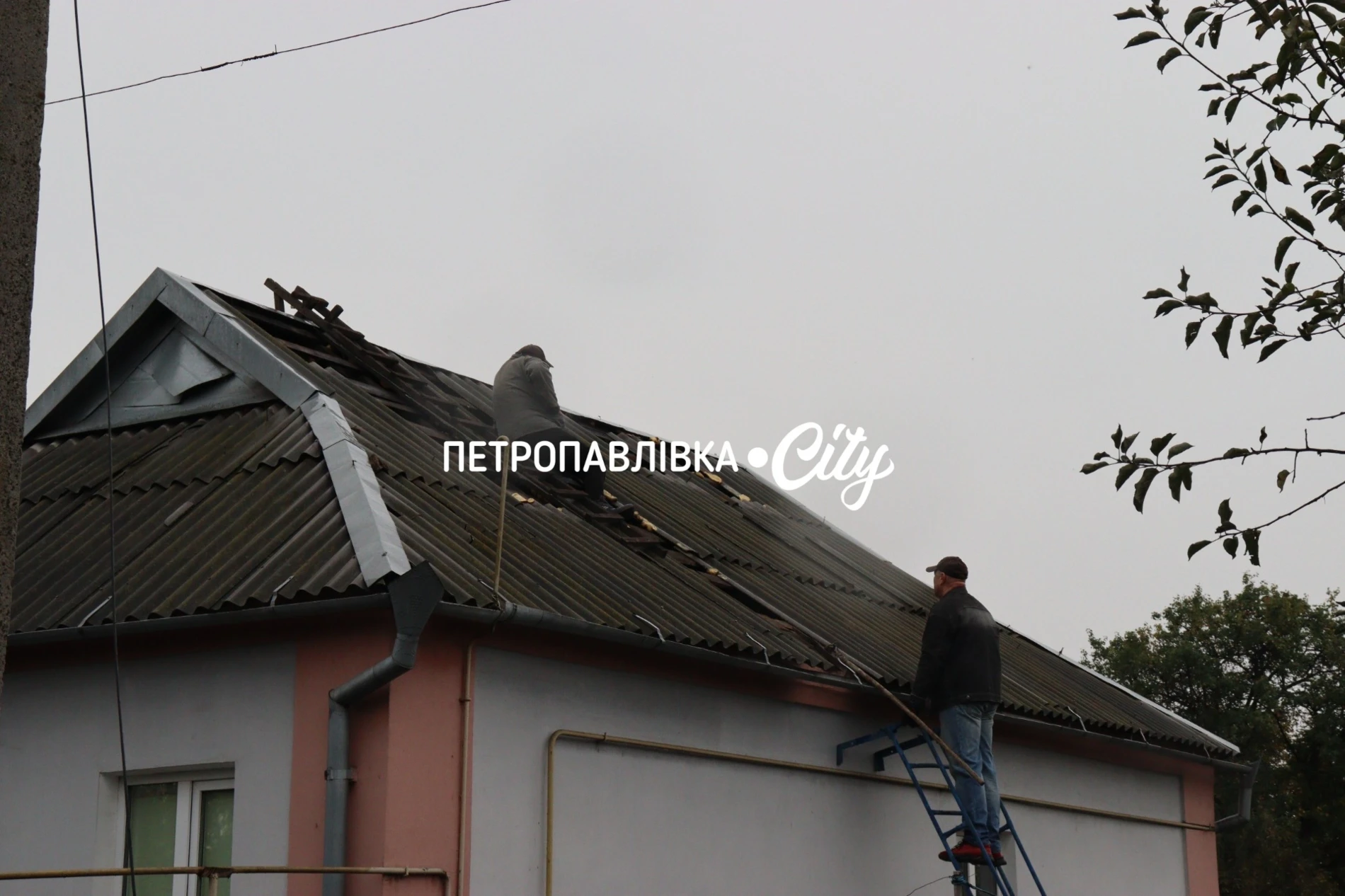 Ніч, після якої не стало будинку: два «Шахеди» вдарили по оселі родини з Петропавлівки (ВІДЕО)