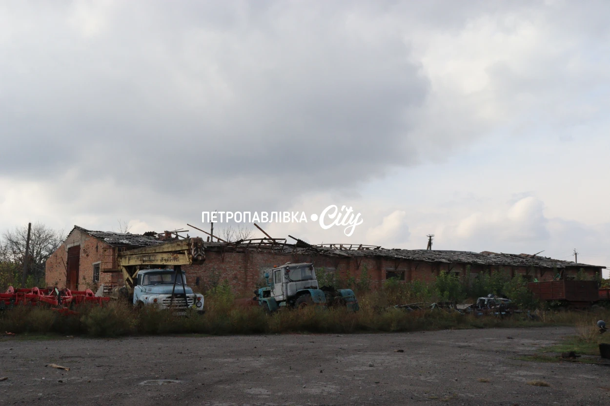 Три КАБи вдарили по аграрних підприємствах Петропавлівки: під завалами техніка та врожай (ВІДЕО)