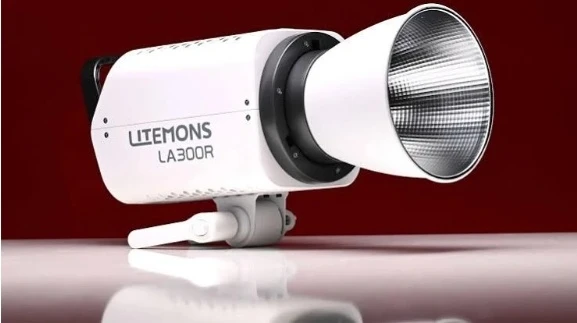 Огляд Amaran Ray 360c: можливості OmniColor та порівняння з Godox LA300R