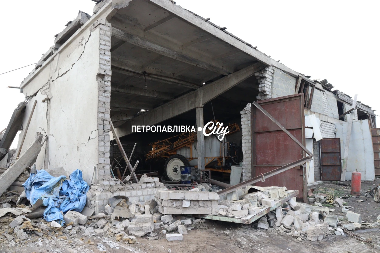 Три КАБи вдарили по аграрних підприємствах Петропавлівки: під завалами техніка та врожай (ВІДЕО)