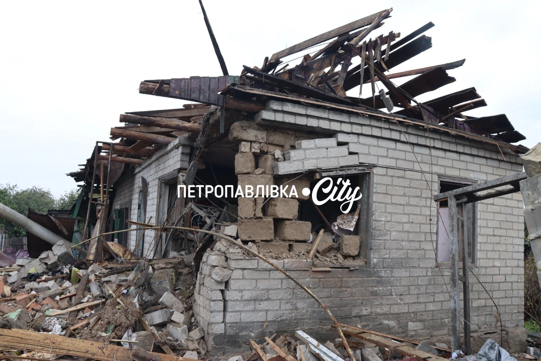 Ніч, після якої не стало будинку: два «Шахеди» вдарили по оселі родини з Петропавлівки (ВІДЕО)