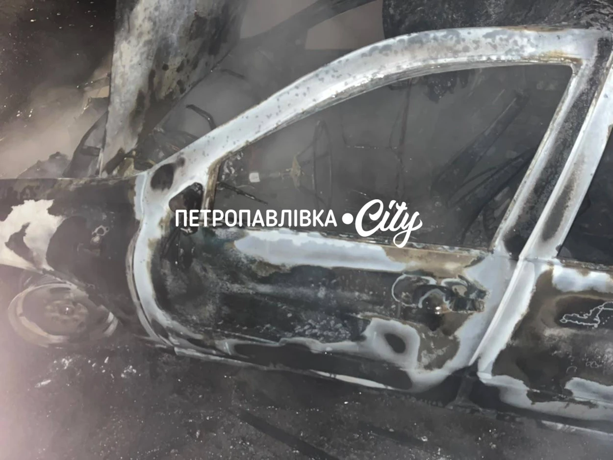 У Петропавлівській громаді FPV-дрон вдарив по авітомобілях на стоянці