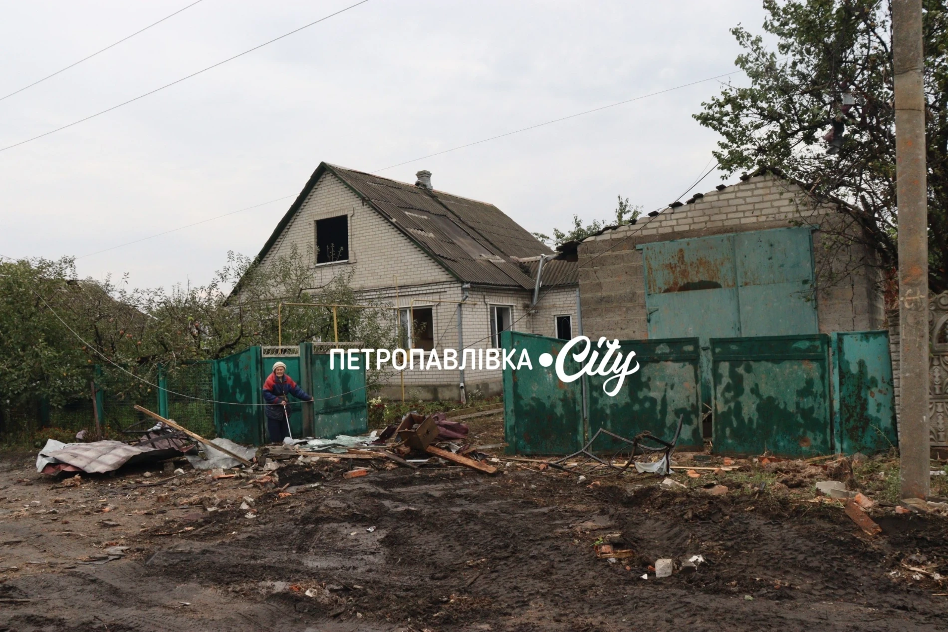 Ніч, після якої не стало будинку: два «Шахеди» вдарили по оселі родини з Петропавлівки (ВІДЕО)