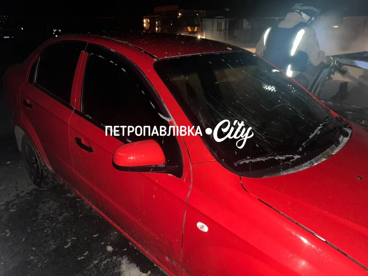 У Петропавлівській громаді FPV-дрон вдарив по авітомобілях на стоянці