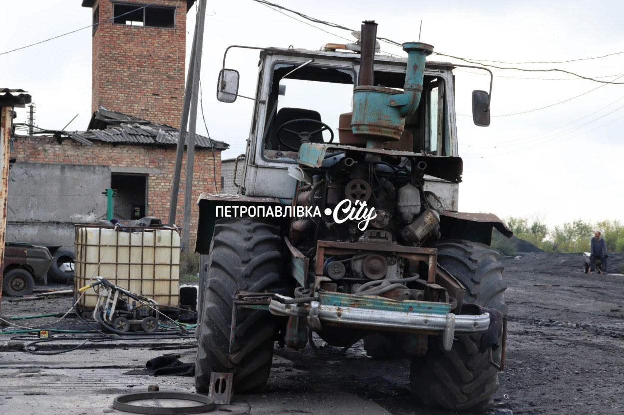 Три КАБи вдарили по аграрних підприємствах Петропавлівки: під завалами техніка та врожай (ВІДЕО)