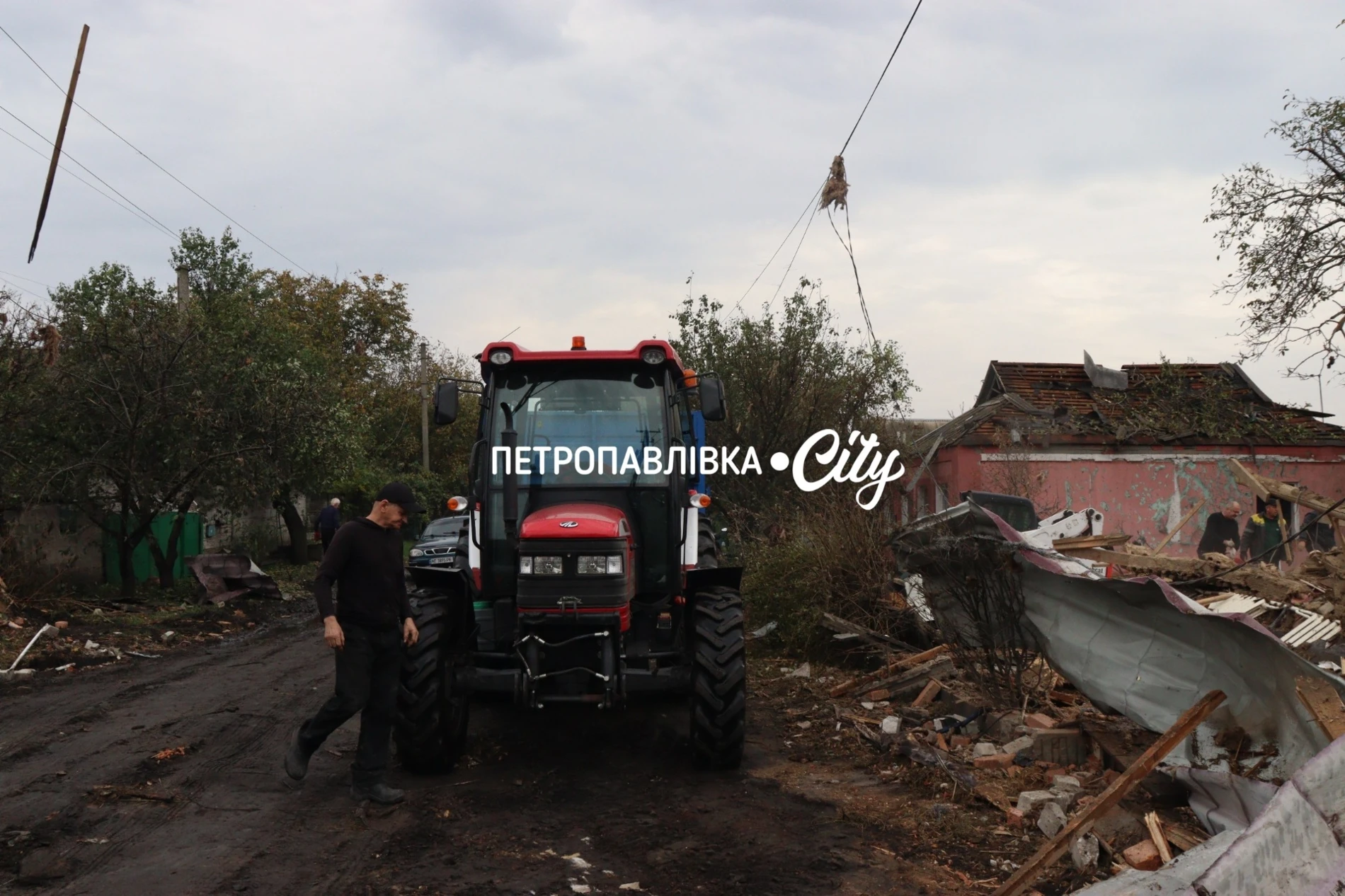 Ніч, після якої не стало будинку: два «Шахеди» вдарили по оселі родини з Петропавлівки (ВІДЕО)