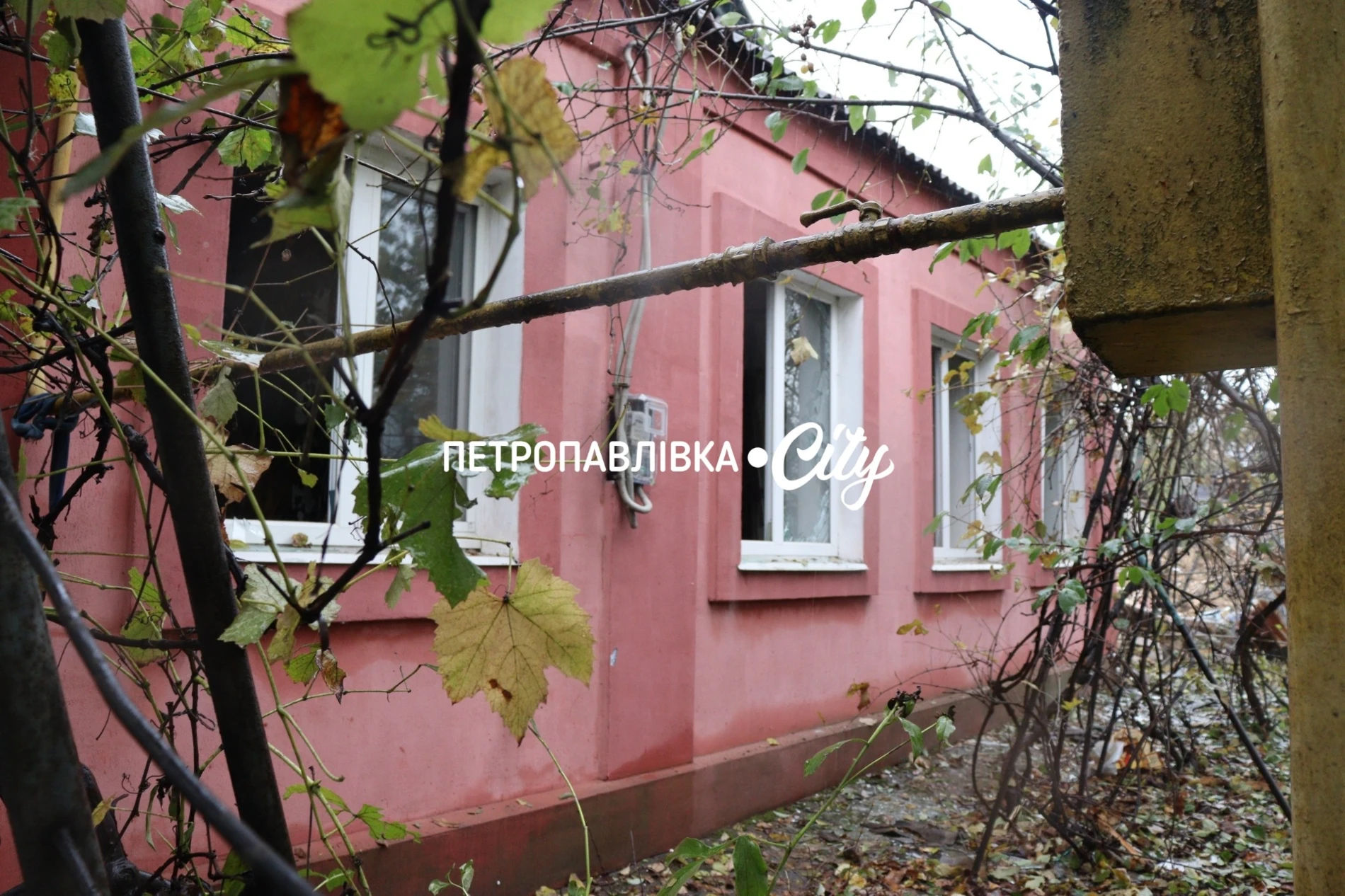 Ніч, після якої не стало будинку: два «Шахеди» вдарили по оселі родини з Петропавлівки (ВІДЕО)
