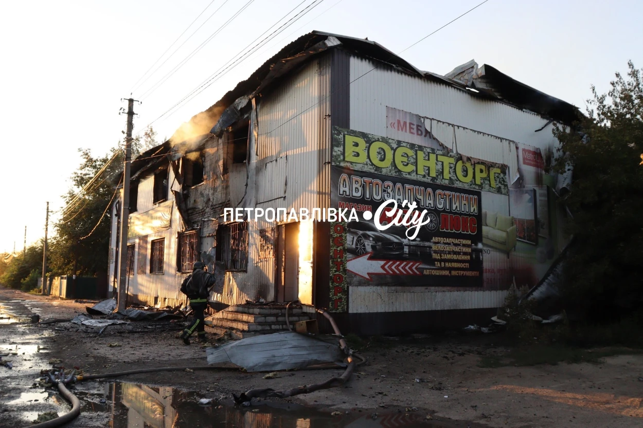Петропавлівку атакувала російська «Гербера»: вигоріли два магазини (ВІДЕО)