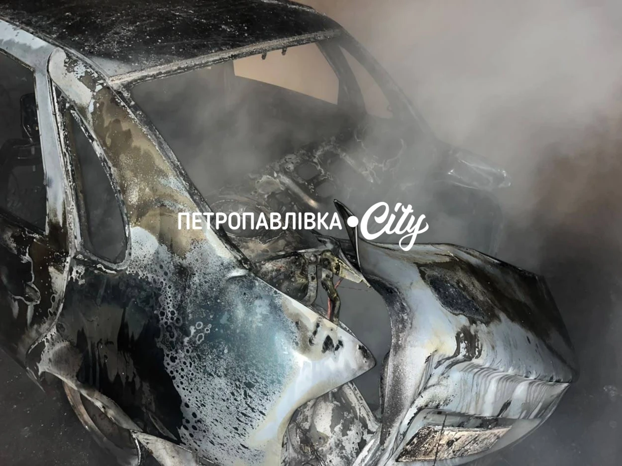 У Петропавлівській громаді FPV-дрон вдарив по авітомобілях на стоянці