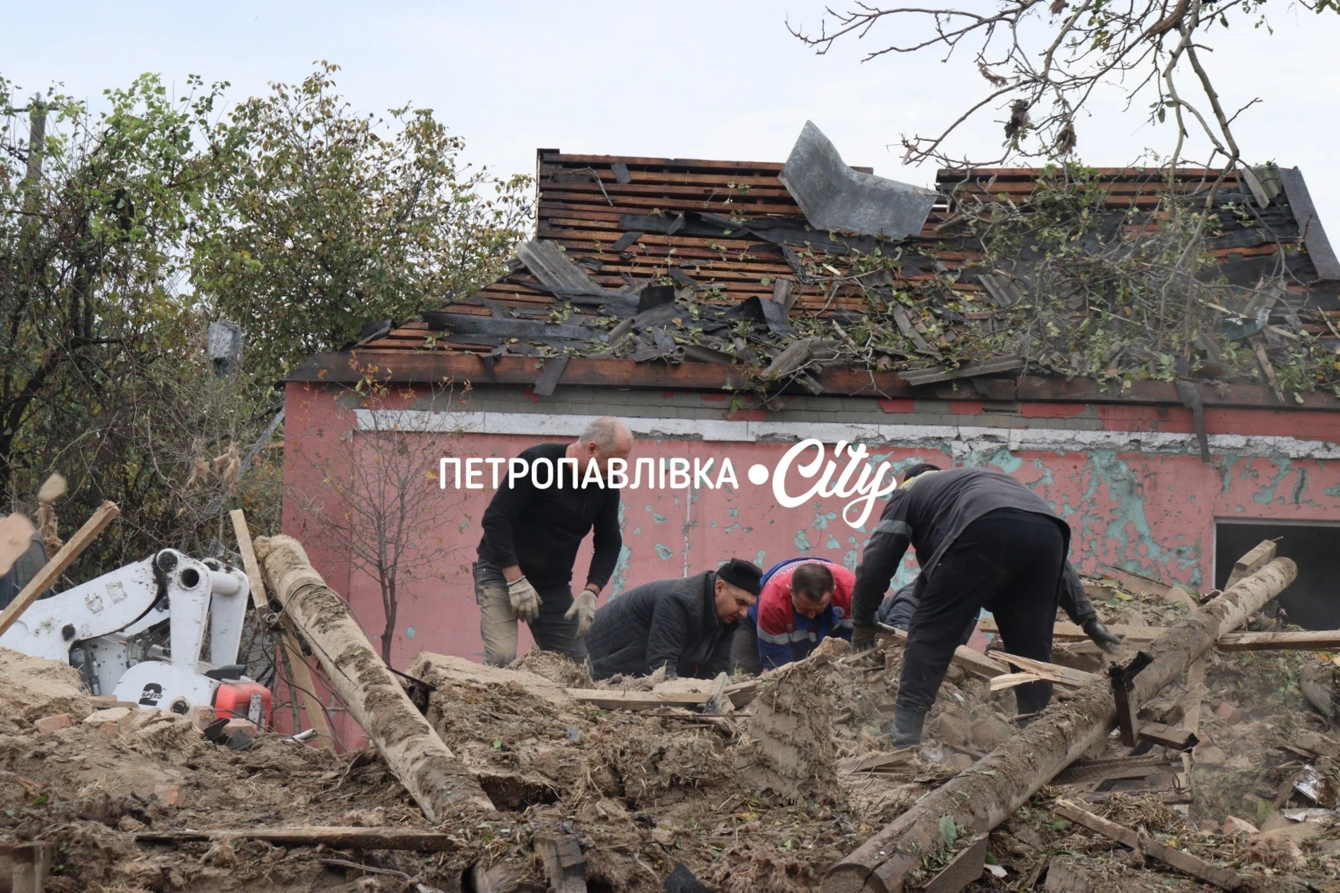 Ніч, після якої не стало будинку: два «Шахеди» вдарили по оселі родини з Петропавлівки (ВІДЕО)