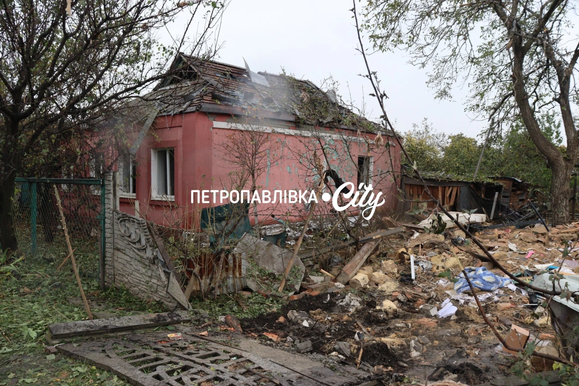 Ніч, після якої не стало будинку: два «Шахеди» вдарили по оселі родини з Петропавлівки (ВІДЕО)