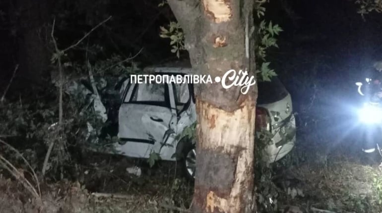 У Петропавлівці 20-річний водій загинув у ДТП