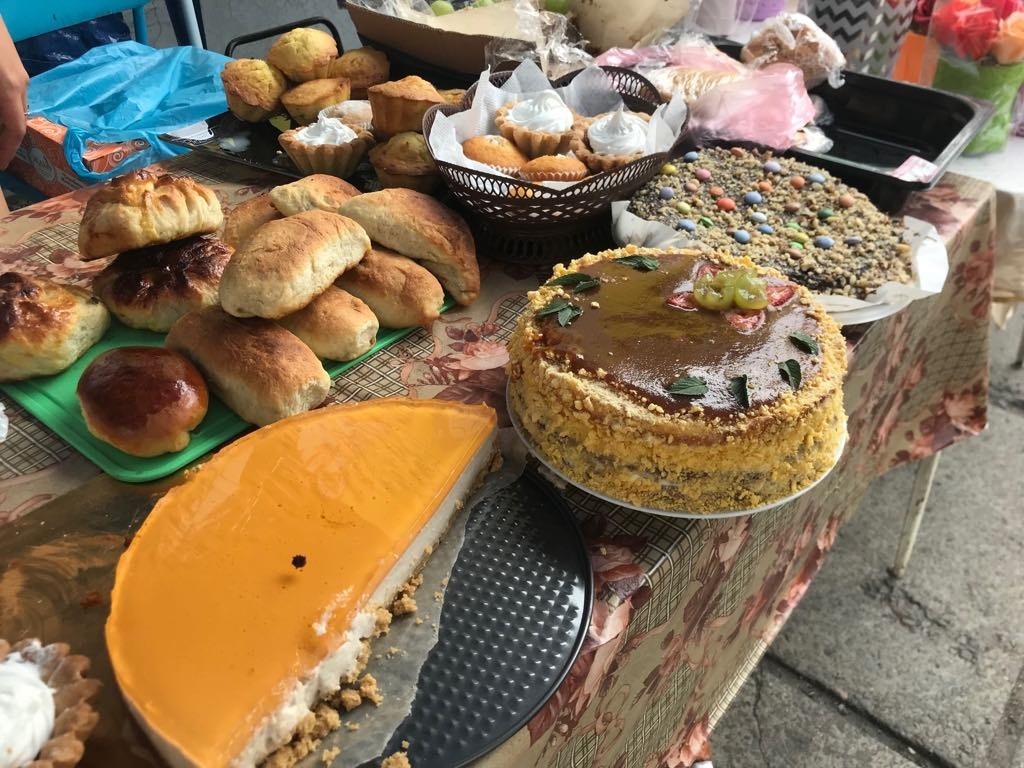 Багато випічки, солодощів