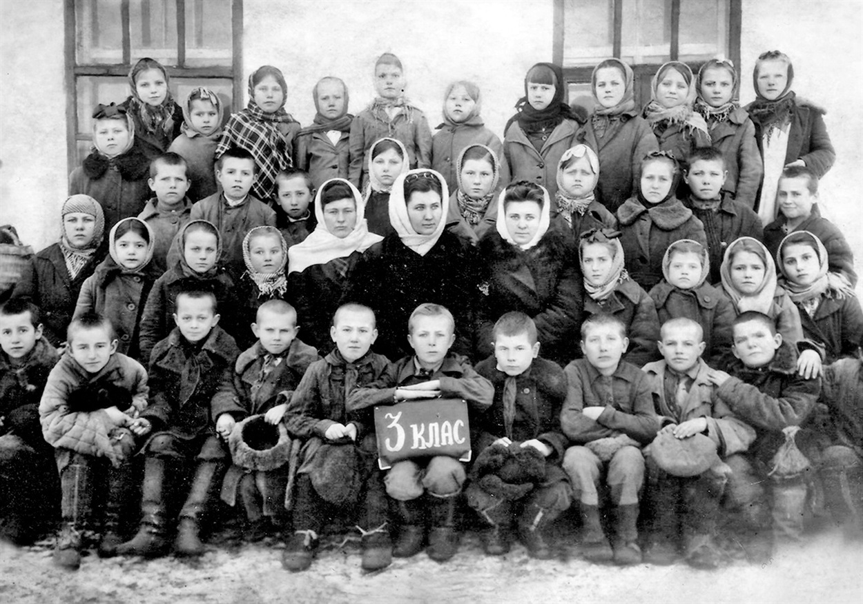 Надія Каніболоцька (перша зліва) – завуч Дмитрівської середньої школи з школярами третього класу, 1951 рік