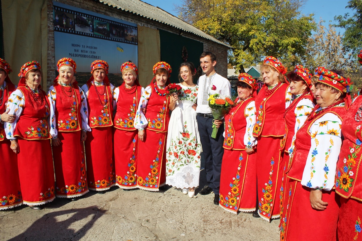 Хотілося сфотографуватися з гарними молодятами