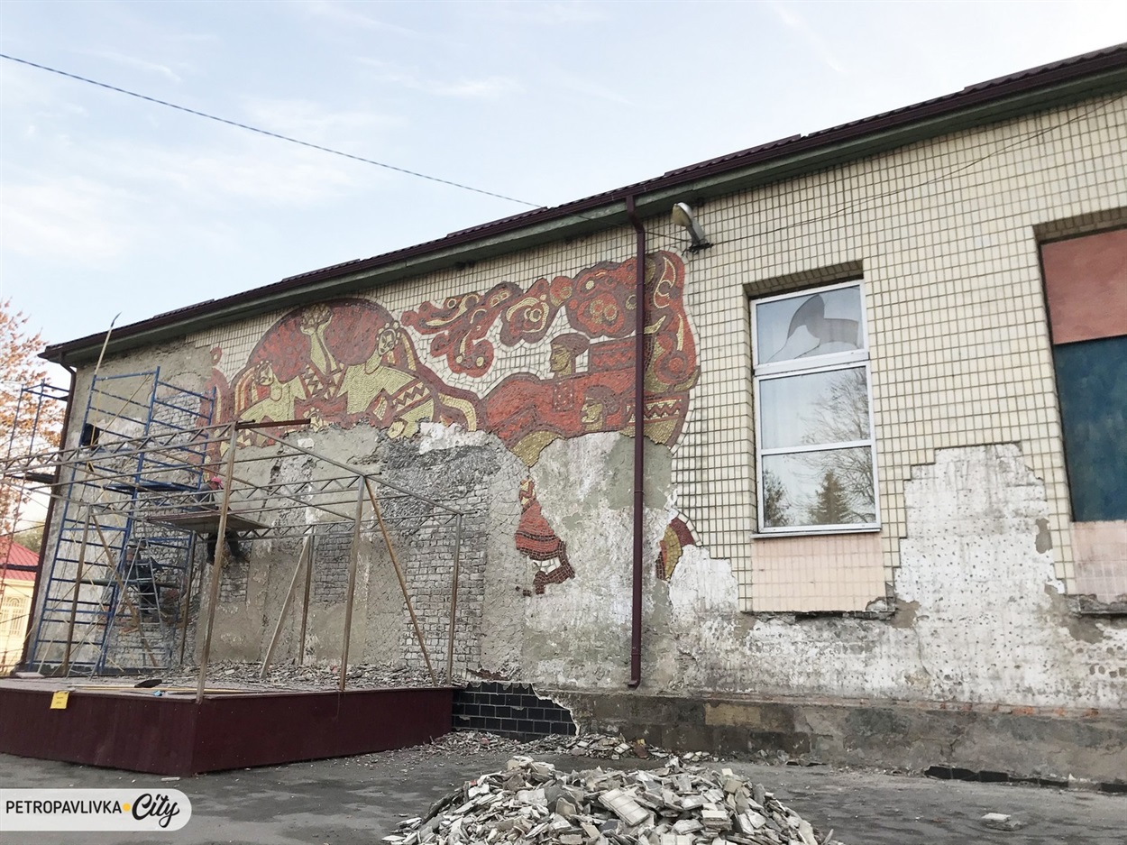 Ремонтують фасад Будинку культури