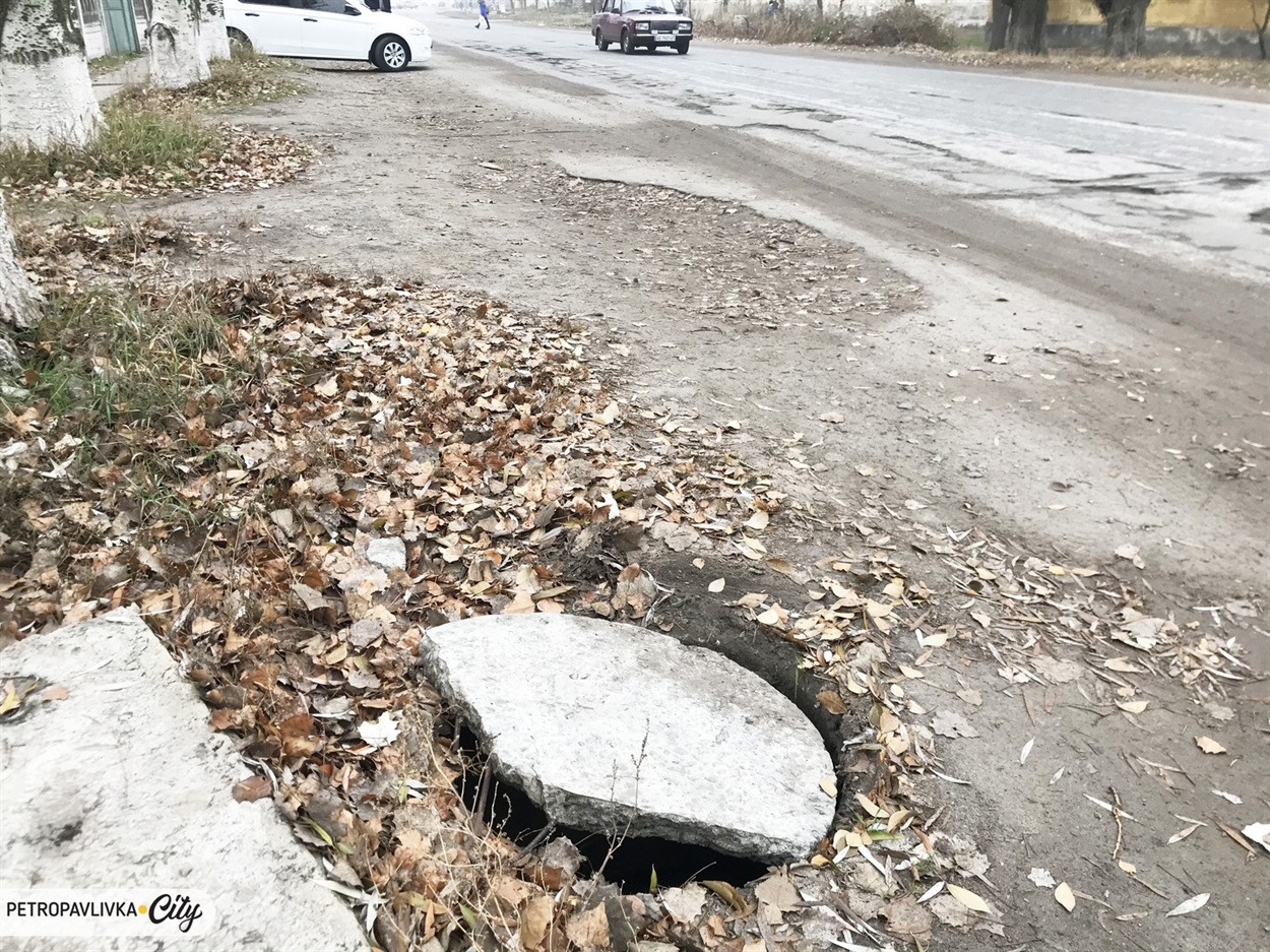 Люк біля районної лікарні