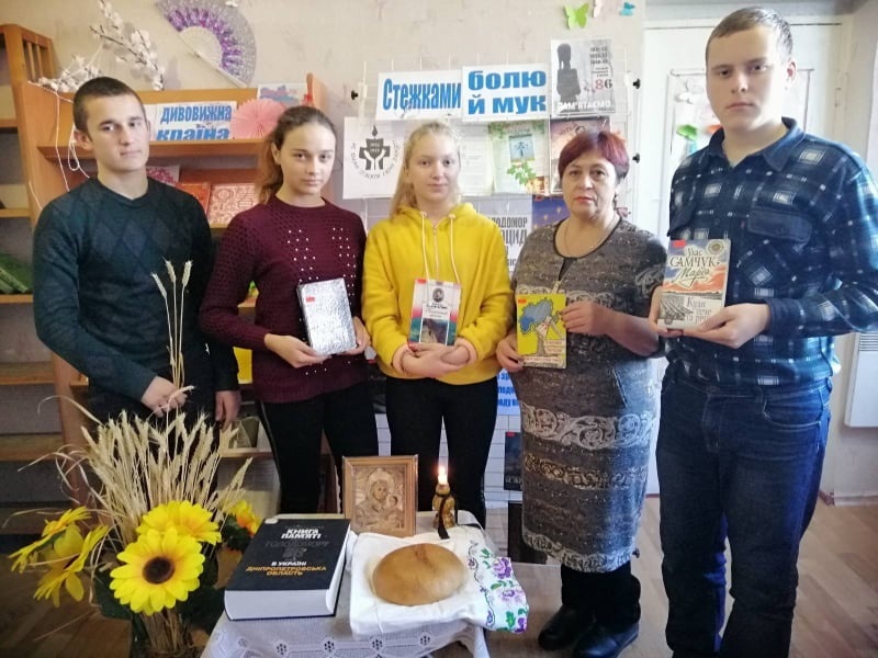 Патріотична година "І пам'яті свіча не згасне…"