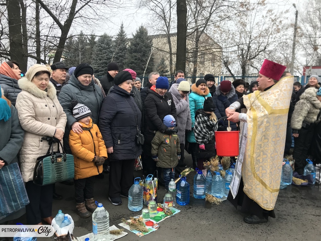 Протоієрей Андрій Приходченко освячує воду