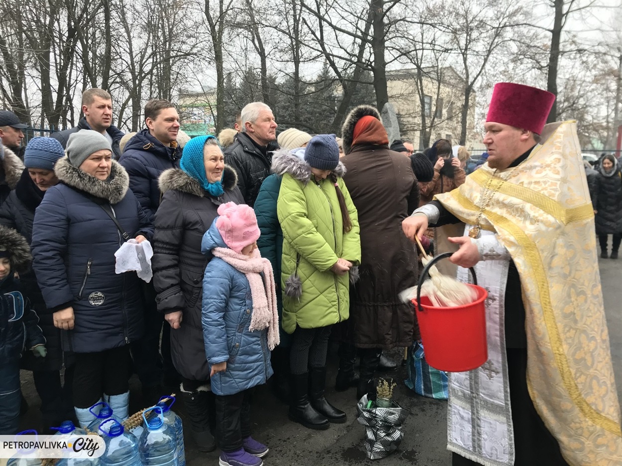 Протоієрей Андрій Приходченко освячує воду