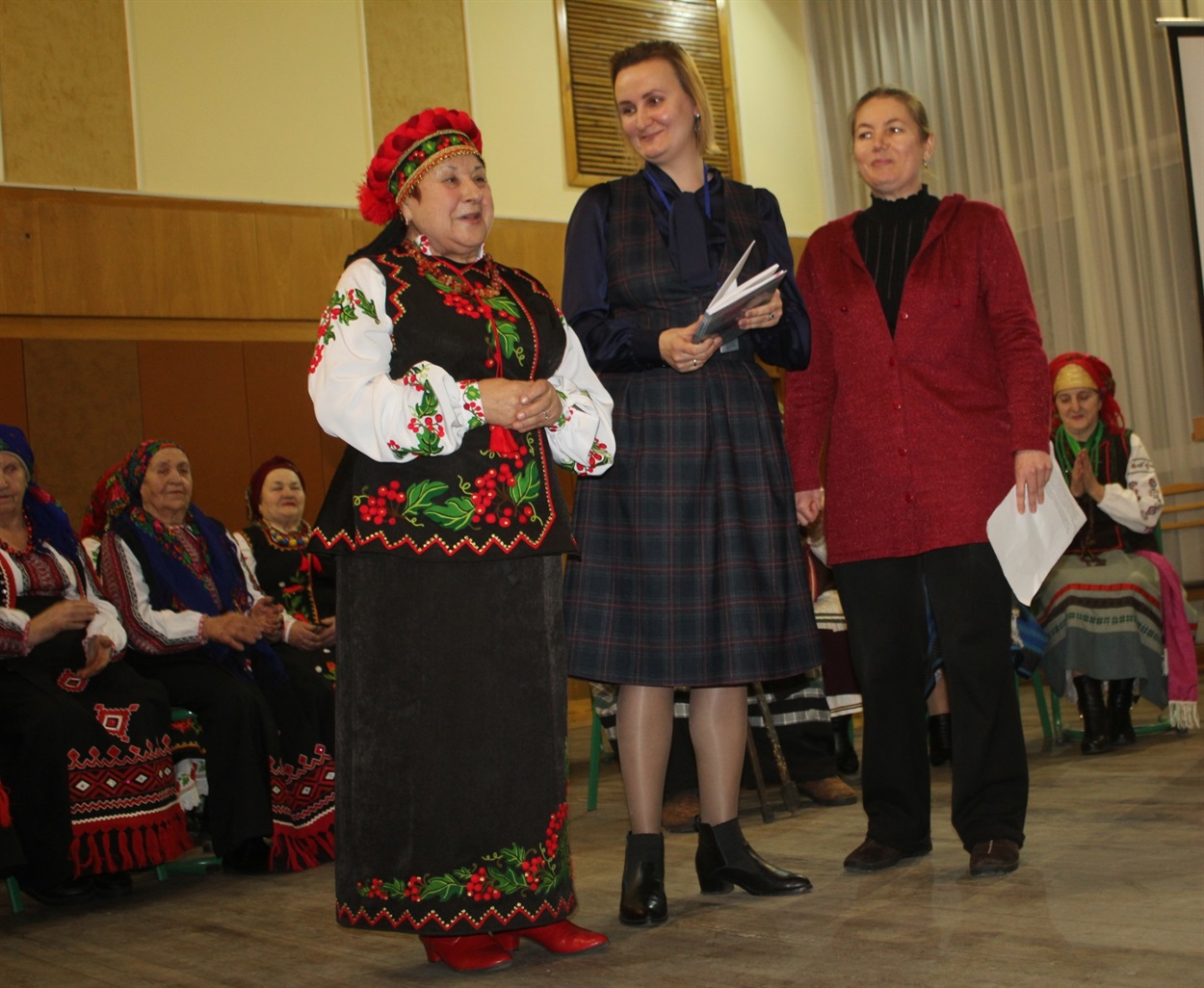 Валентина Біневська з організаторами заходу