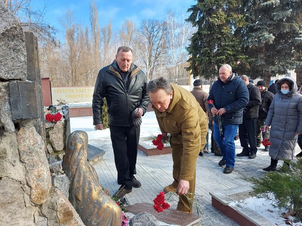 Покладання квітів до Обеліску