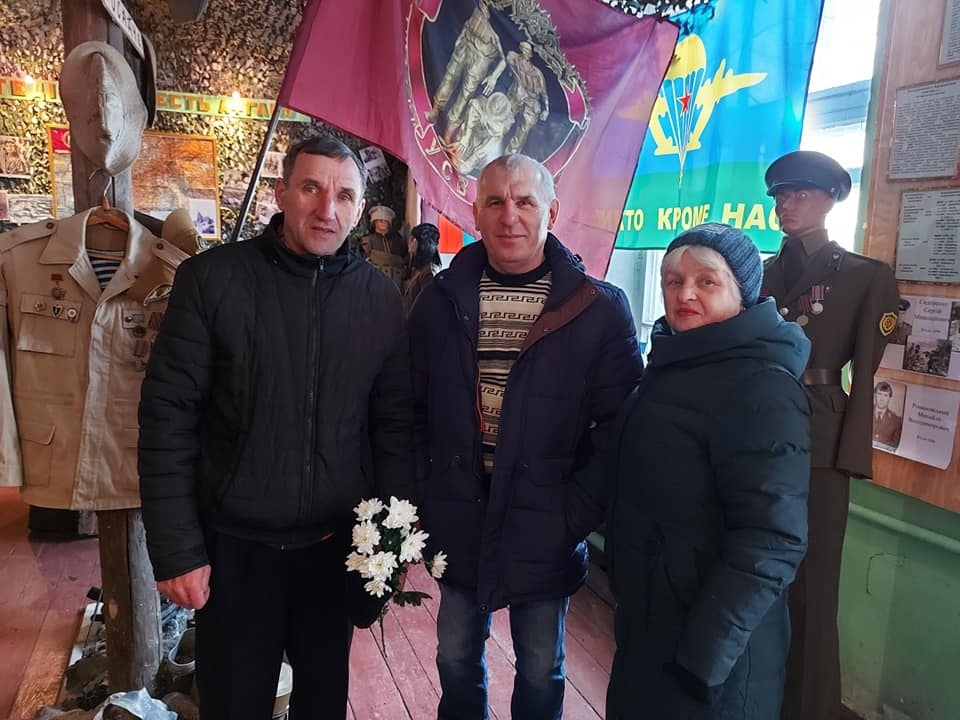 Директорка історико-краєзнавчого музею з воїнами-інтернаціоналістами
