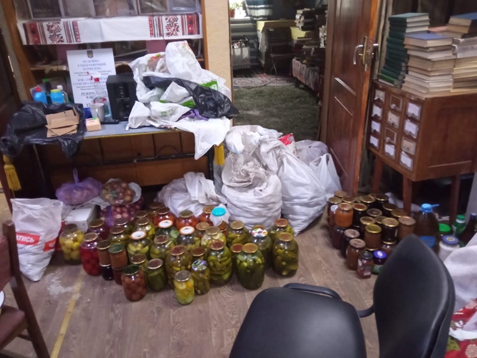 Люди зносять харчі