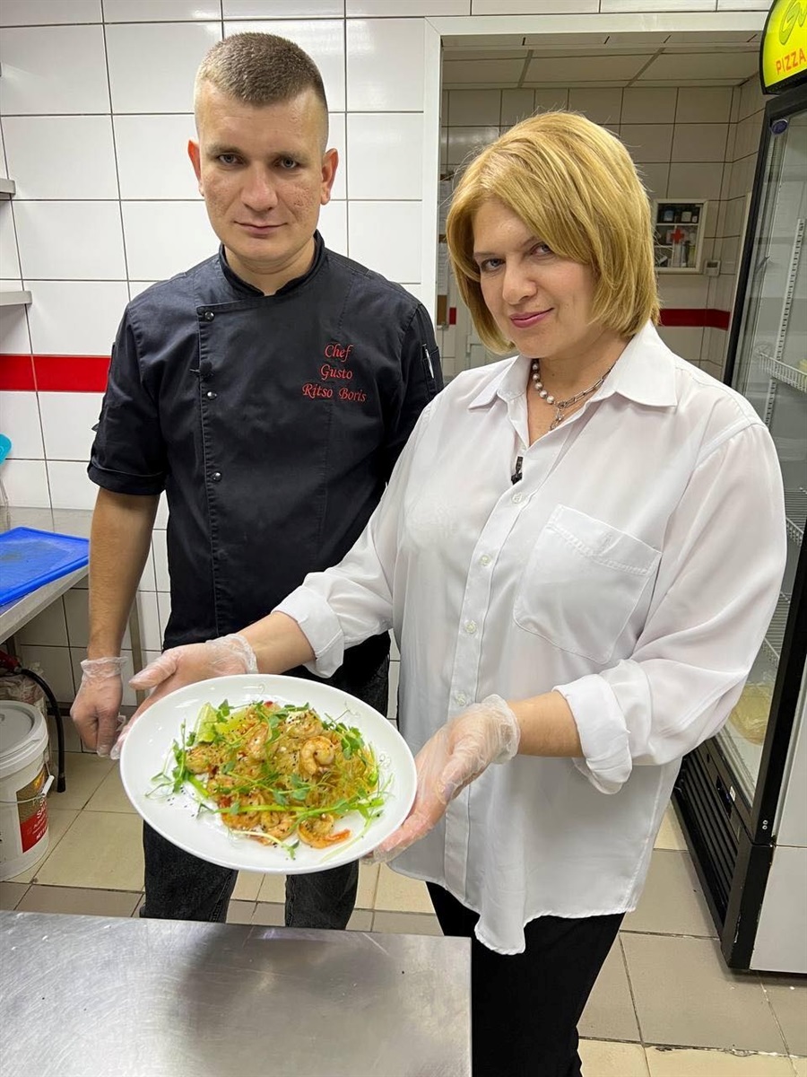 Олена готує разом з бренд шефом мережі піцерій Gusto Борисом Ритсо мишленовські страви у проекті від Свої.city «Смачний лютий».