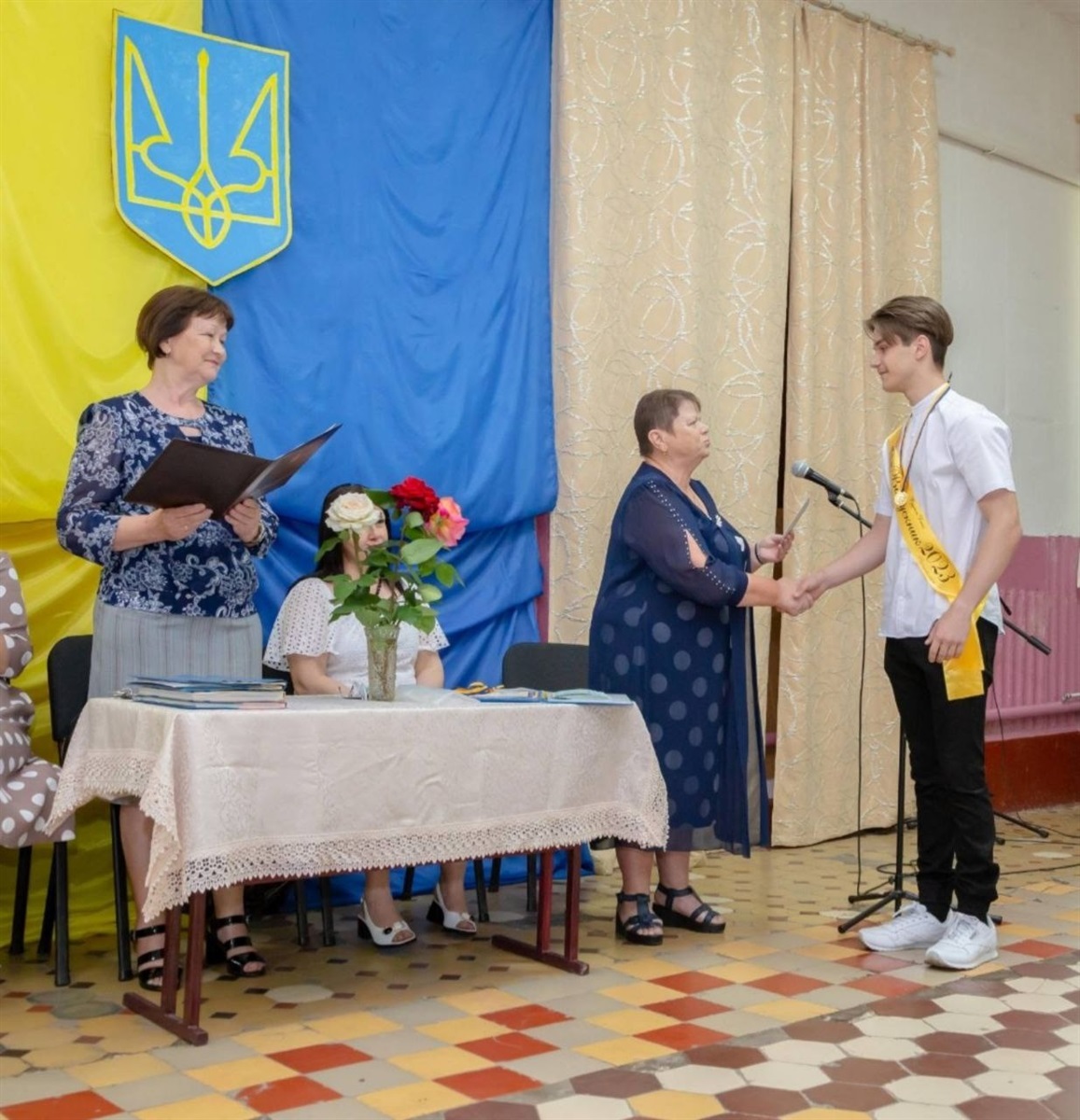 Надія Дулінова, директорка Троїцького ліцею вручає свідоцтва
