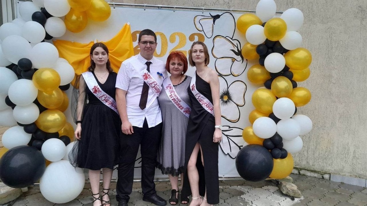 Випускники з класною керівницею