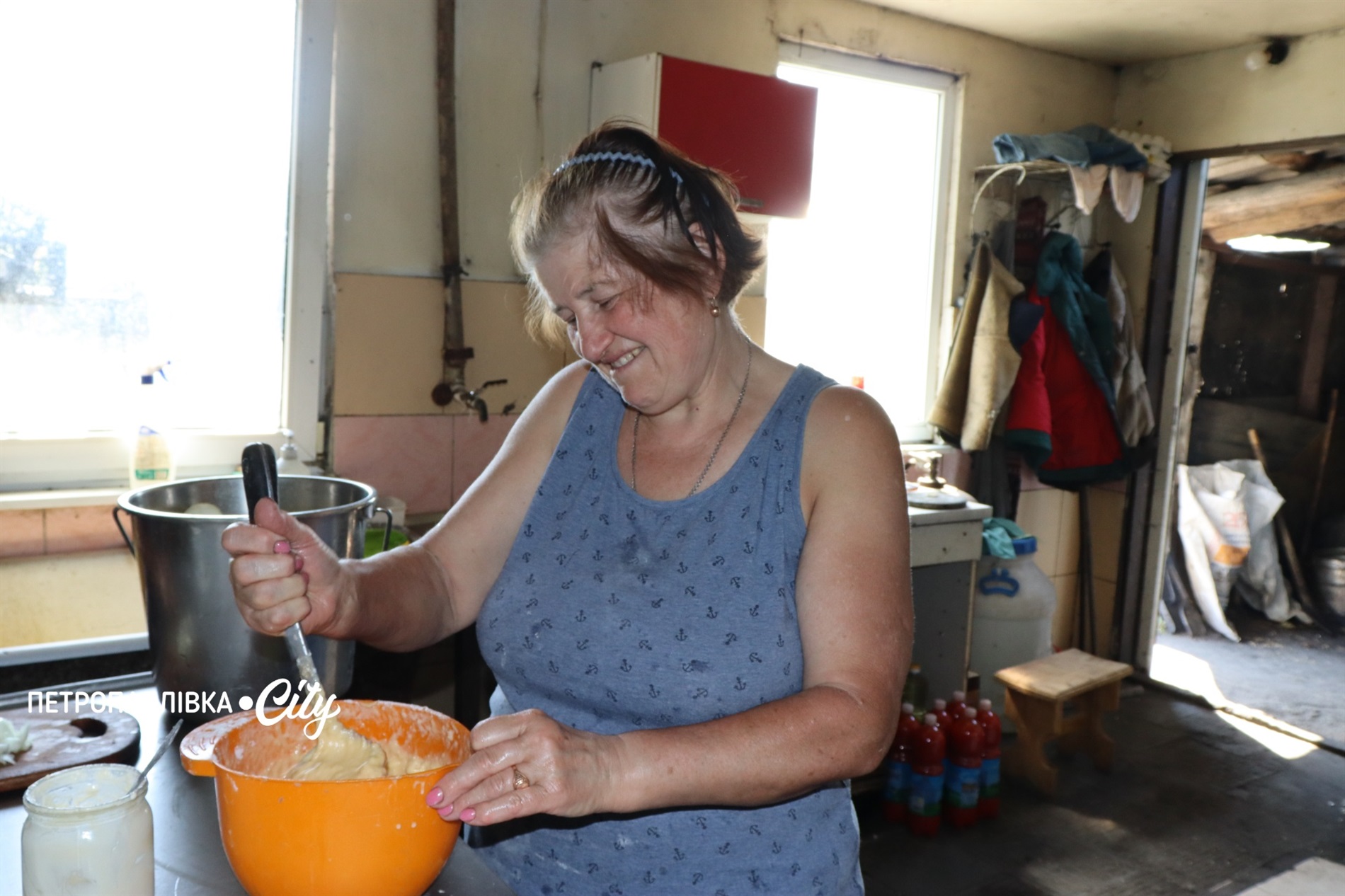 «Ні дня без борщику та пиріжка для ЗСУ»: волонтерки з Миколаївки й їх особлива місія