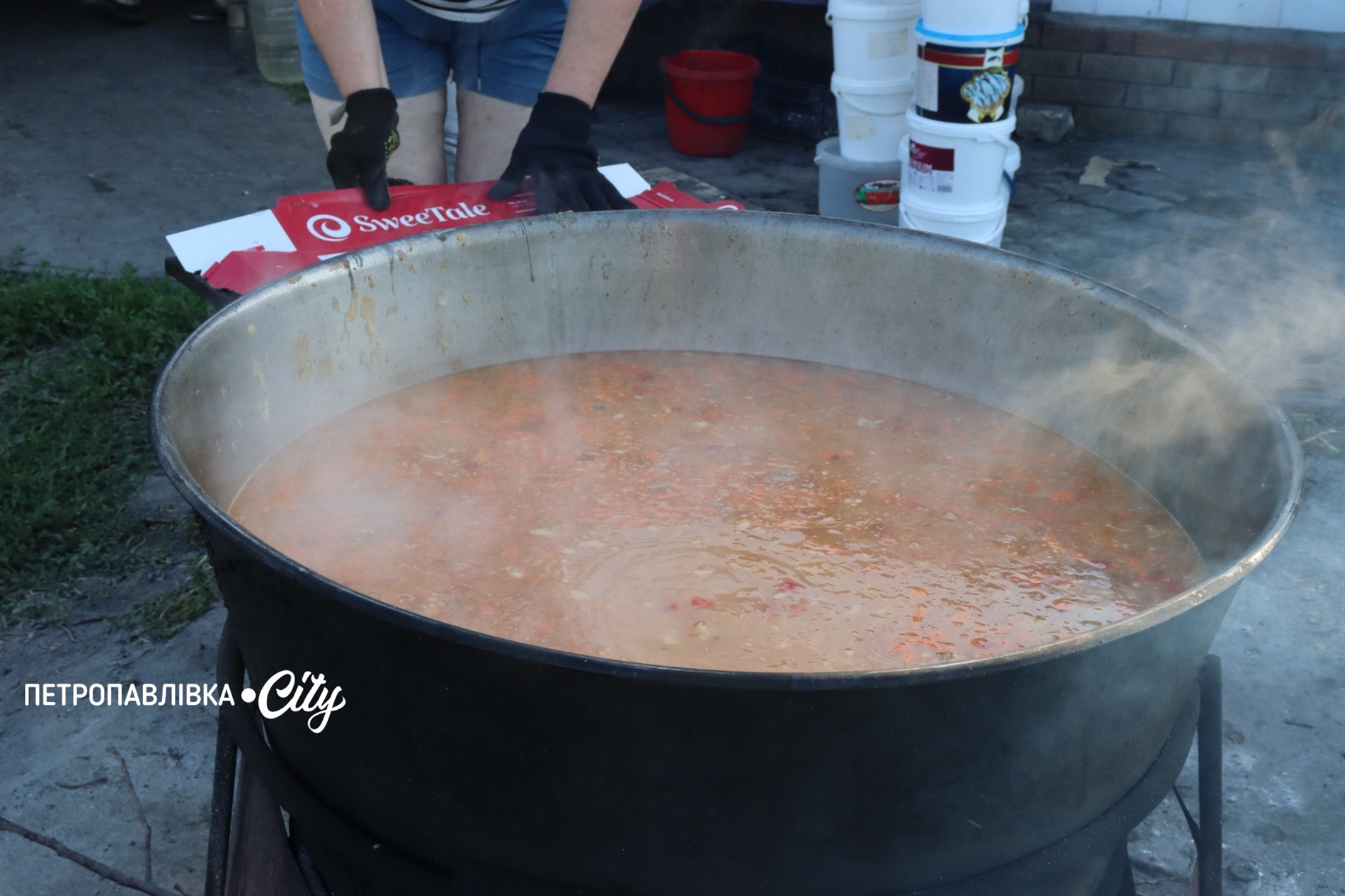 «Ні дня без борщику та пиріжка для ЗСУ»: волонтерки з Миколаївки й їх особлива місія